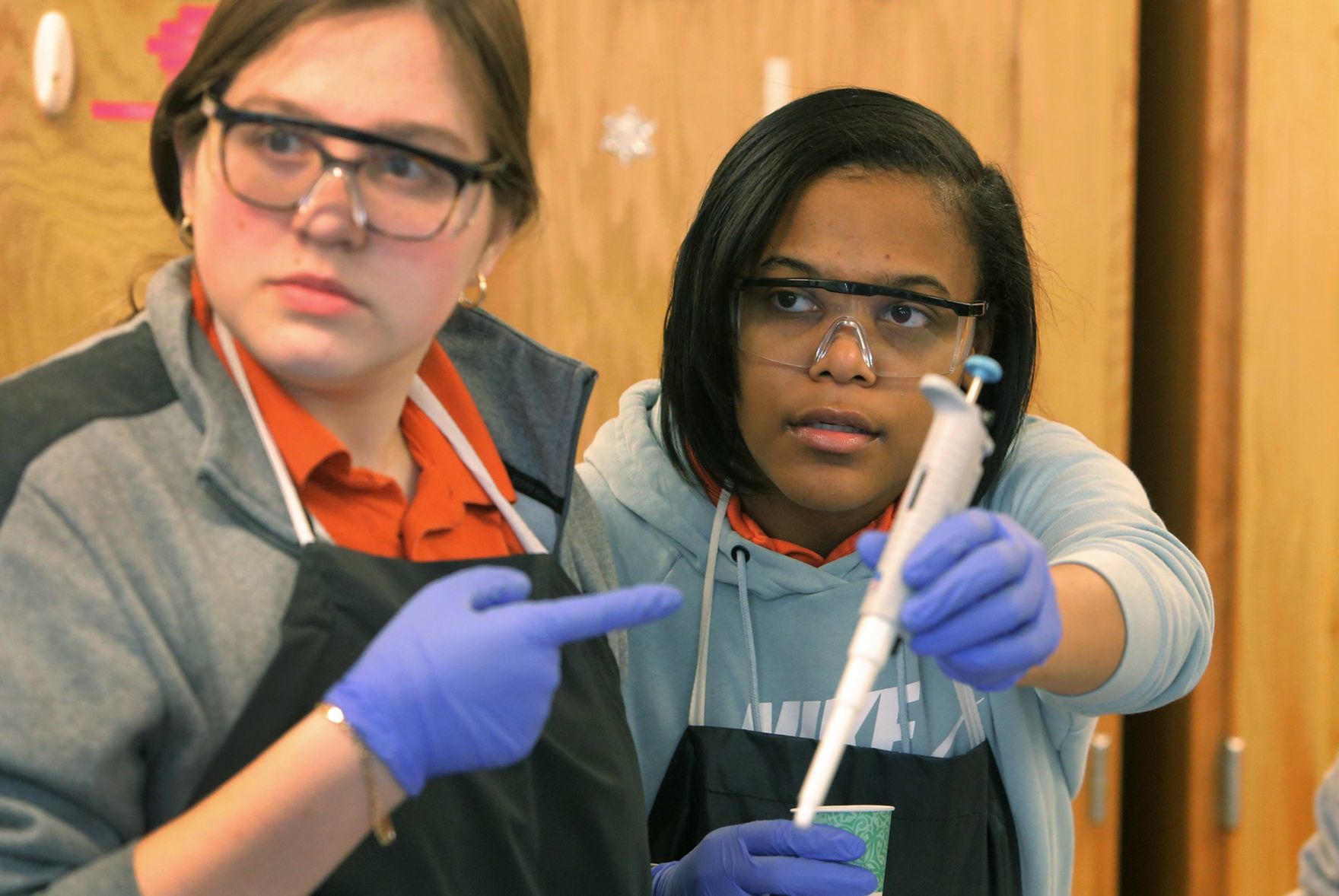 Collegiate students learn about their own DNA